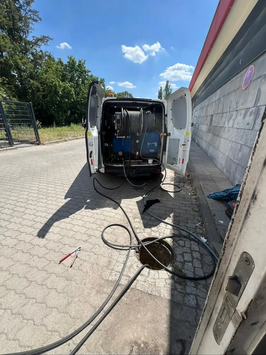 Einsatzfahrzeug von ExpertRohr bei einer Rohrreinigung
